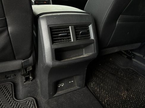 Used 2020 Volkswagen Atlas Cross Sport SE w/ Panoramic Sunroof Package FWD image 19