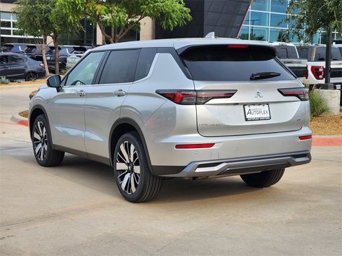 New 2025 Mitsubishi Outlander SE image 3