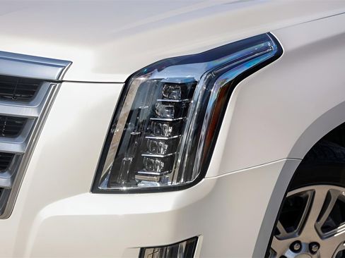 Used 2019 Cadillac Escalade Luxury image 30