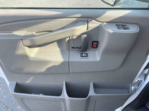 Used 2022 Chevrolet Express 3500 CUTWAY w/ Power Convenience Package image 28