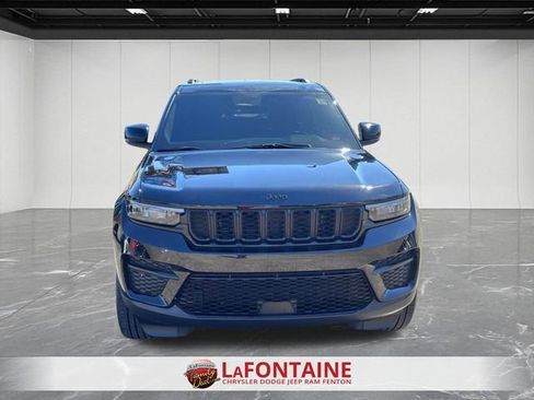 Used 2025 Jeep Grand Cherokee Altitude image 8
