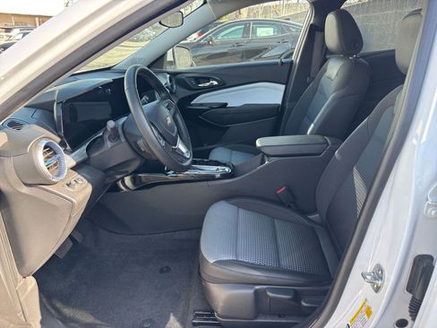 Used 2025 Chevrolet Trax LT w/ LT Convenience Package image 29