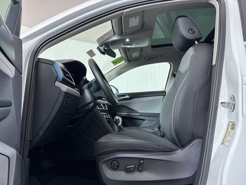 Used 2024 Volkswagen Taos SE w/ Panoramic Sunroof Package image 5