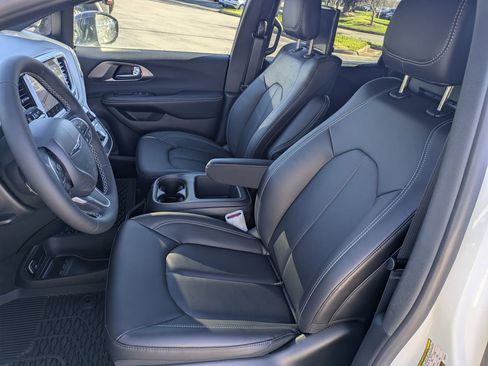 New 2026 Chrysler Pacifica Select FWD image 19