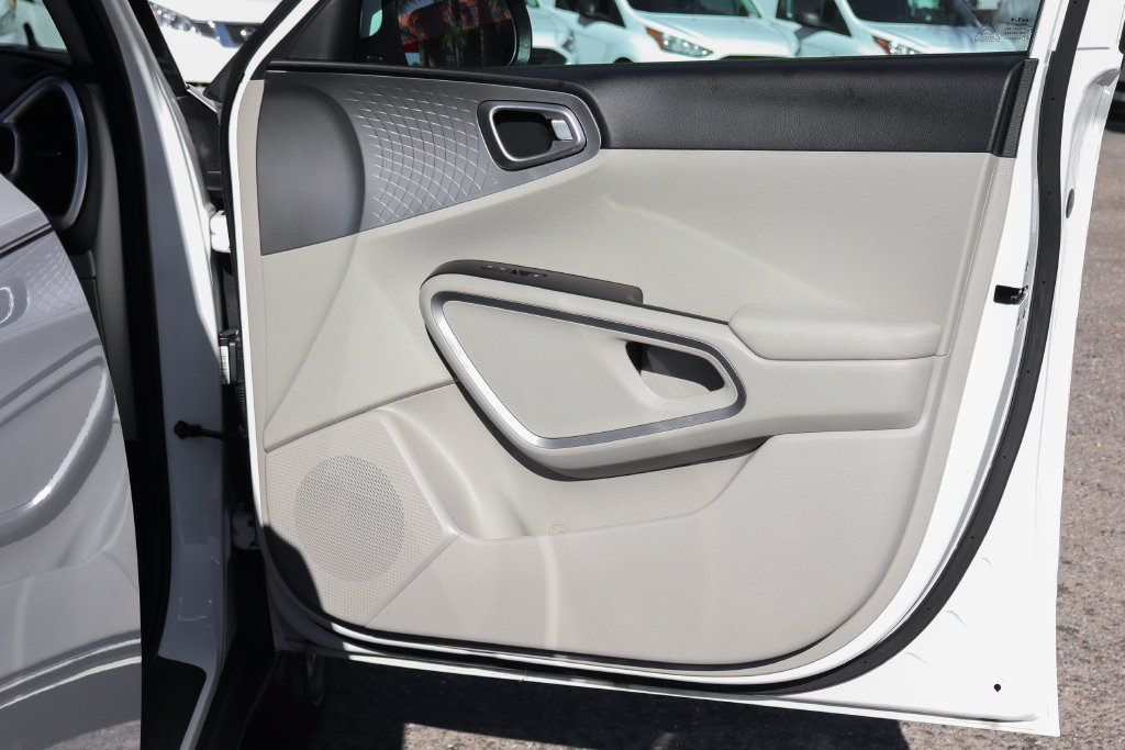 Used 2025 Kia Soul LX w/ LX Technology Package FWD image 40