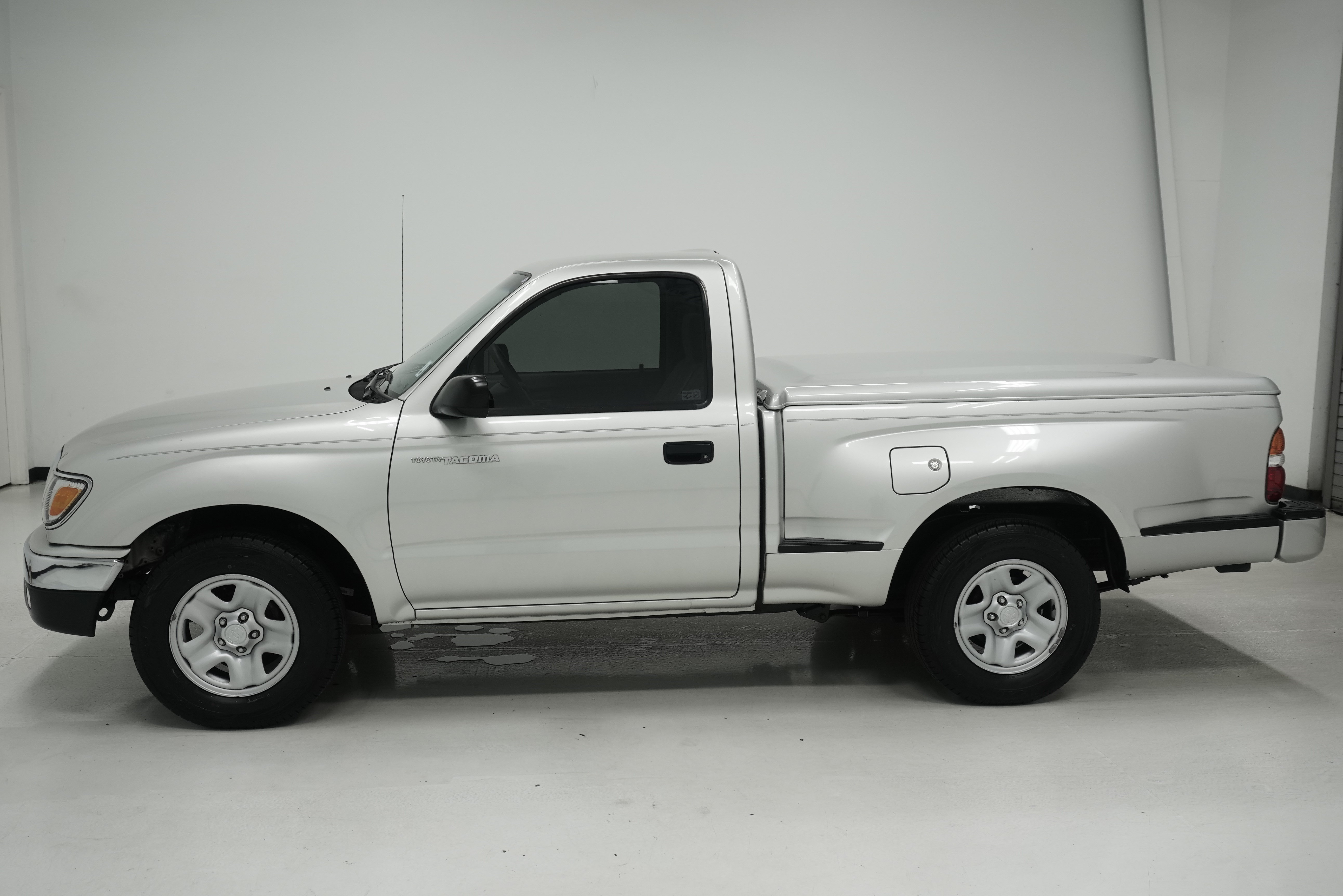 Used 2001 Toyota Tacoma 2WD Regular Cab w/ SR5 Pkg w/ Chrome Pkg image 4
