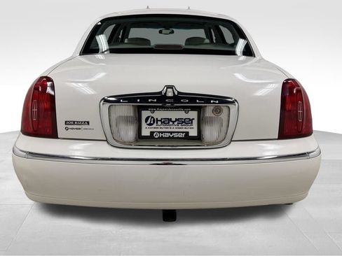 Used 2000 Lincoln Town Car Executive RWD image 8
