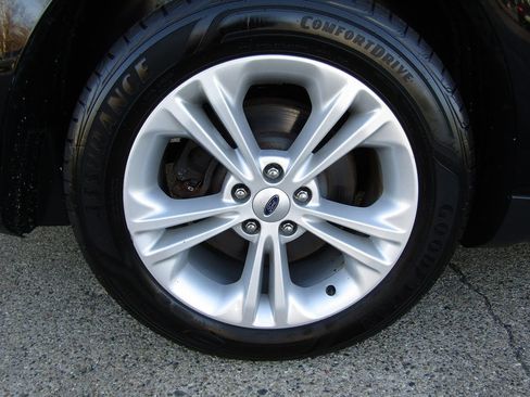 Used 2017 Ford Taurus SEL image 37