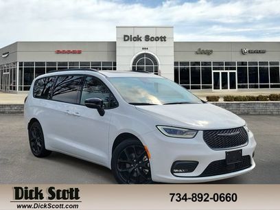 Used 2025 Chrysler Pacifica Limited