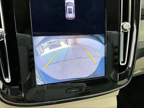 Certified 2023 Volvo XC40 B5 Plus AWD/4WD image 30