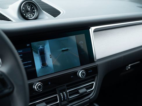 Certified 2023 Porsche Macan AWD/4WD image 18