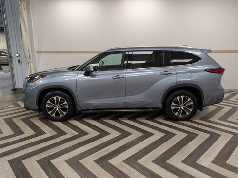 Used 2021 Toyota Highlander XLE AWD/4WD image 3