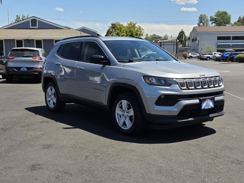 Used 2022 Jeep Compass Latitude w/ Convenience Group AWD/4WD image 3