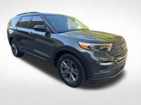 Used 2022 Ford Explorer XLT w/ Equipment Group 202A image 4