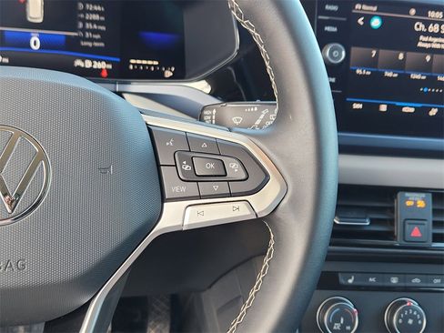 Used 2022 Volkswagen Taos SE image 9