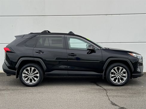 Certified 2022 Toyota RAV4 XLE Premium image 8