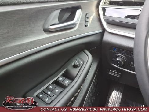 Used 2023 Jeep Grand Cherokee 4WD 4xe w/ Luxury Tech Group II image 27