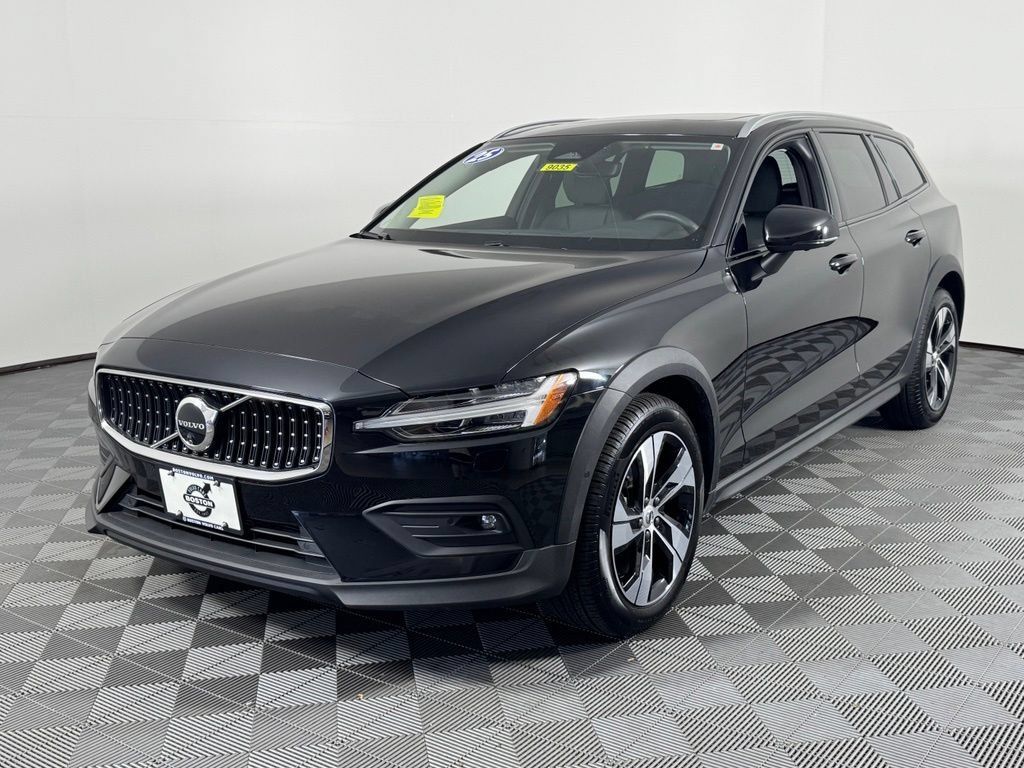 Certified 2025 Volvo V60 B5 Cross Country Plus AWD/4WD image 13