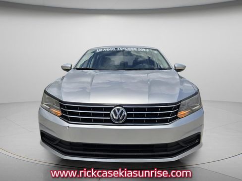Used 2018 Volkswagen Passat 2.0T SE FWD image 5
