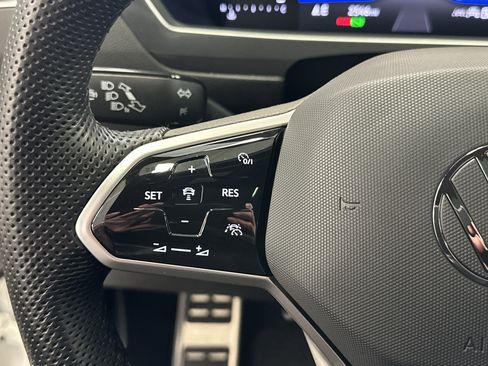 Used 2024 Volkswagen Tiguan SE R-Line image 36