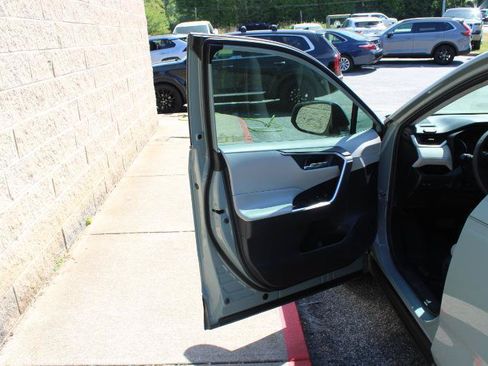 Used 2020 Toyota RAV4 XLE w/ Convenience Package FWD image 16