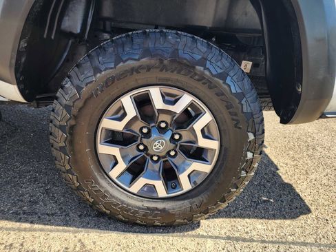 Used 2019 Toyota Tacoma TRD Off-Road AWD/4WD image 10
