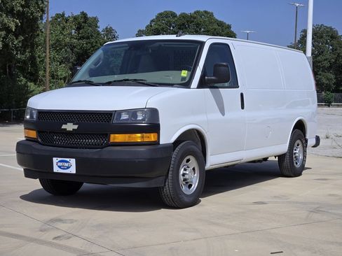 Used 2021 Chevrolet Express 3500 w/ Driver Convenience Package RWD image 3