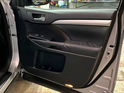 Used 2014 Toyota Highlander XLE image 23