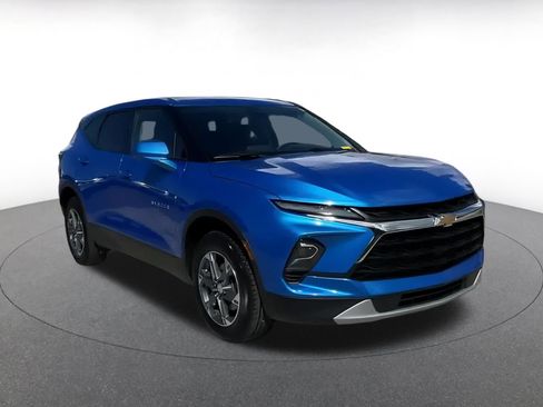 Used 2025 Chevrolet Blazer LT image 3