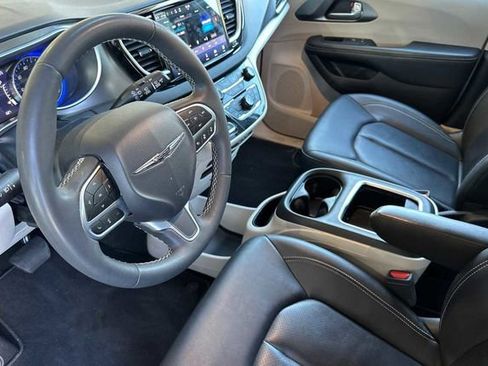 Used 2024 Chrysler Pacifica Touring-L image 4