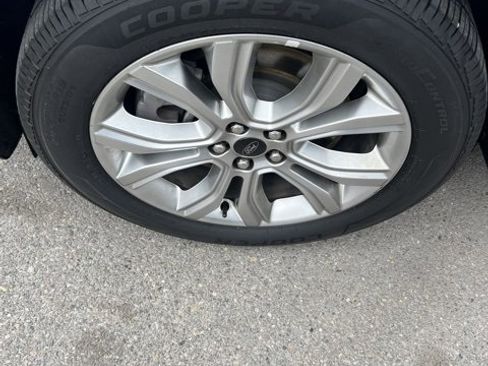 Used 2024 Ford Edge Titanium image 17