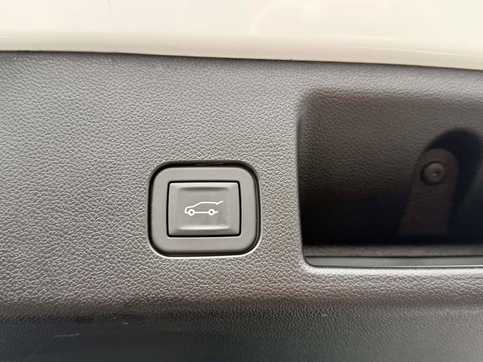 Used 2025 Chevrolet Equinox EV LT w/ Convenience Package FWD image 7