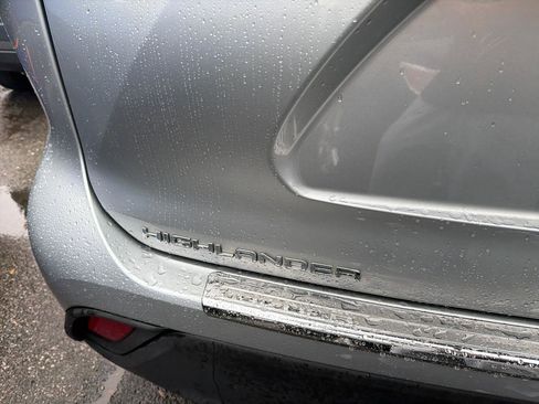 Used 2023 Toyota Highlander LE AWD/4WD image 9