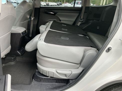 Certified 2020 Toyota Highlander XLE FWD image 25