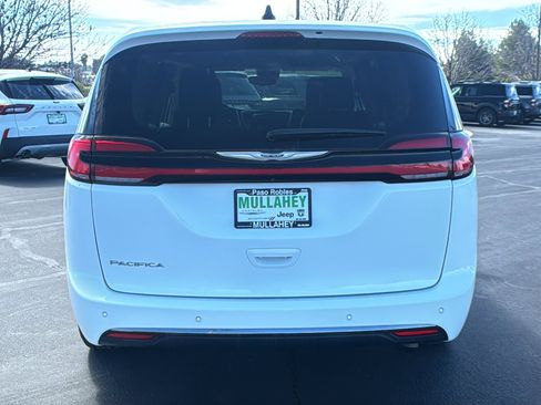 Used 2023 Chrysler Pacifica Touring-L image 4