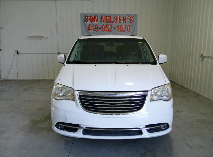 Used 2014 Chrysler Town & Country Touring FWD image 3