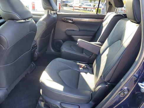 Used 2023 Toyota Highlander Platinum image 10