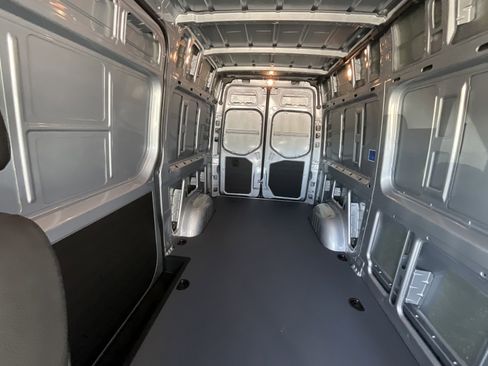 Used 2025 Mercedes-Benz Sprinter 2500 image 25