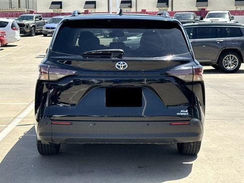 Used 2024 Toyota Sienna XLE FWD image 5