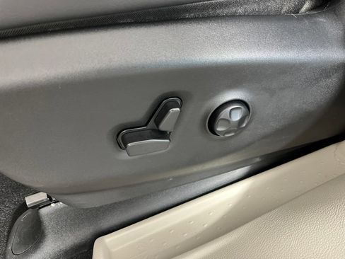 Used 2023 Chrysler Pacifica Touring-L FWD image 28