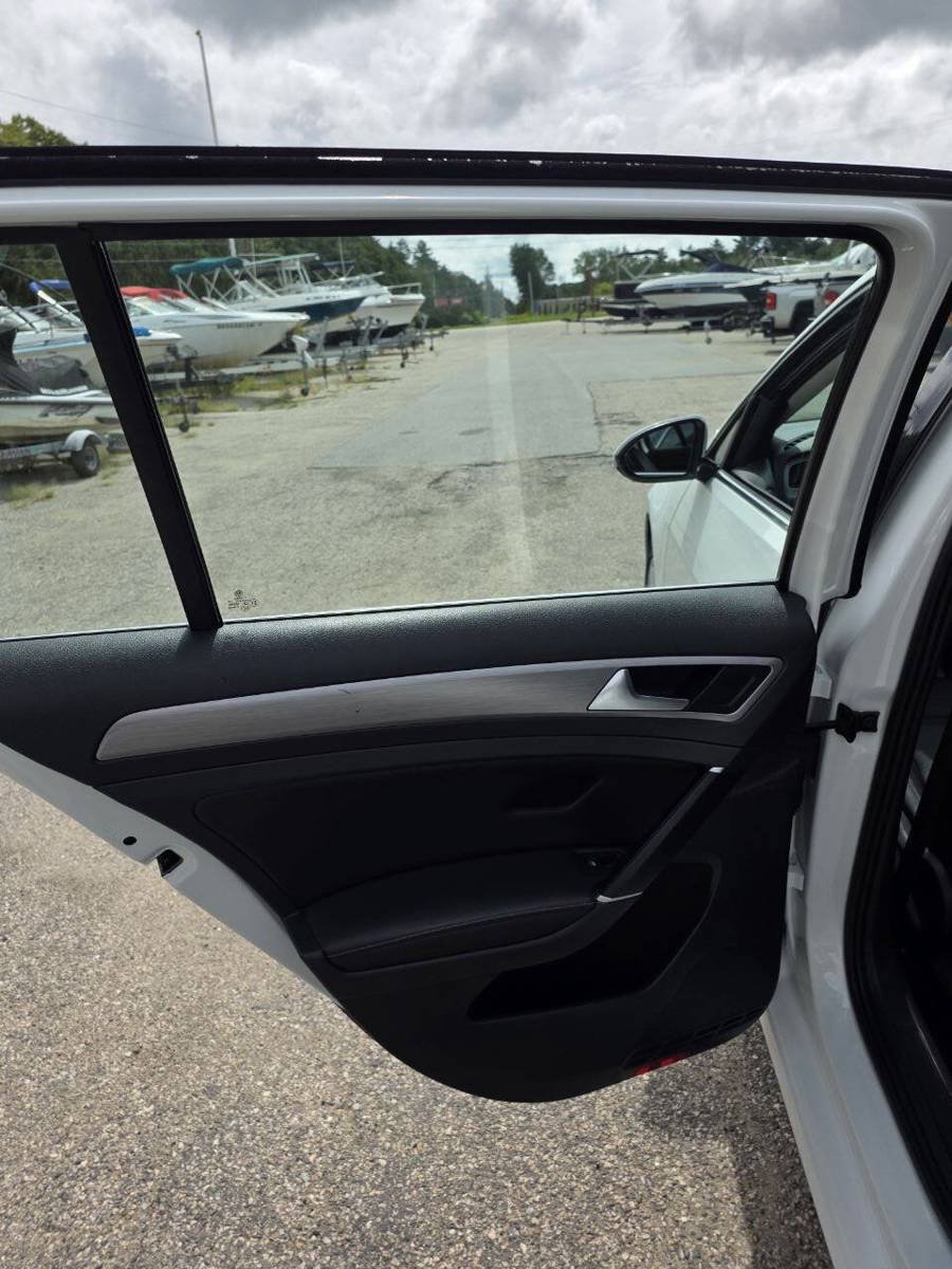 Used 2017 Volkswagen Golf SE FWD image 16