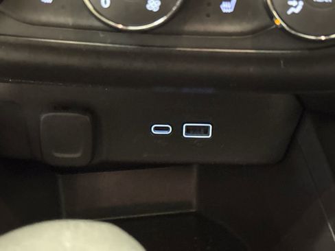 Used 2025 Chevrolet Trax RS w/ Sunroof Package FWD image 27