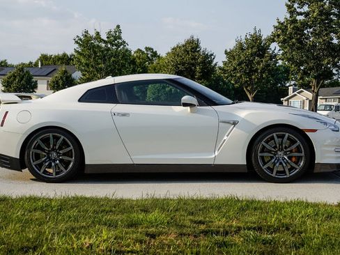 Used 2016 Nissan GT-R Premium AWD/4WD image 9