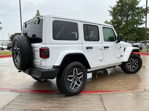 Used 2025 Jeep Wrangler Unlimited Sahara AWD/4WD image 6
