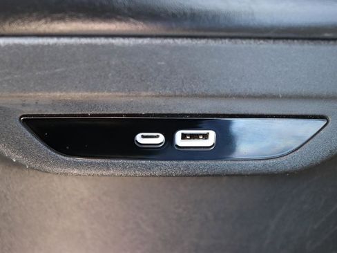 Used 2025 Chrysler Pacifica Limited FWD image 27