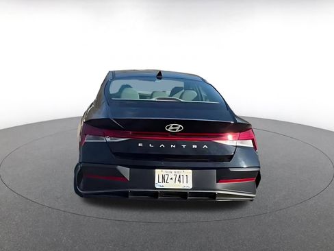 Used 2025 Hyundai Elantra SEL image 11