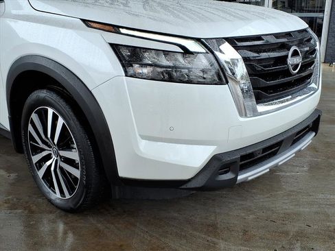 Certified 2025 Nissan Pathfinder Platinum image 12
