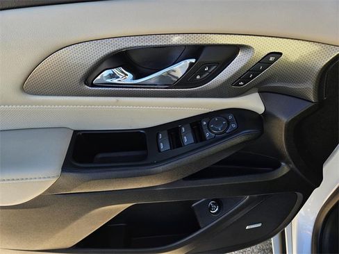 Used 2023 Chevrolet Traverse Premier image 21