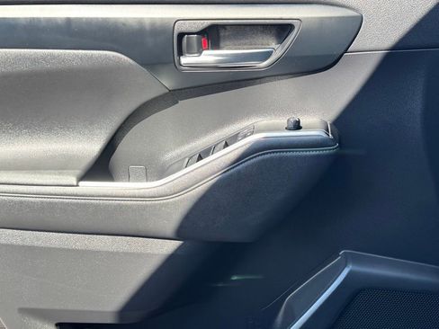 Used 2023 Toyota Highlander XLE image 18