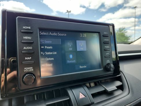 Used 2019 Toyota RAV4 LE AWD/4WD image 17
